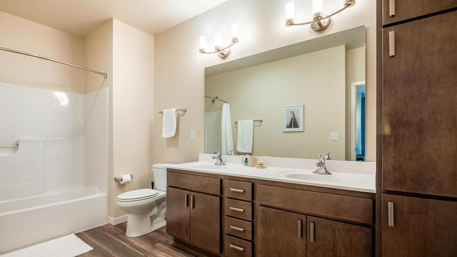 Apartment Landing At Exchange - In Downtown